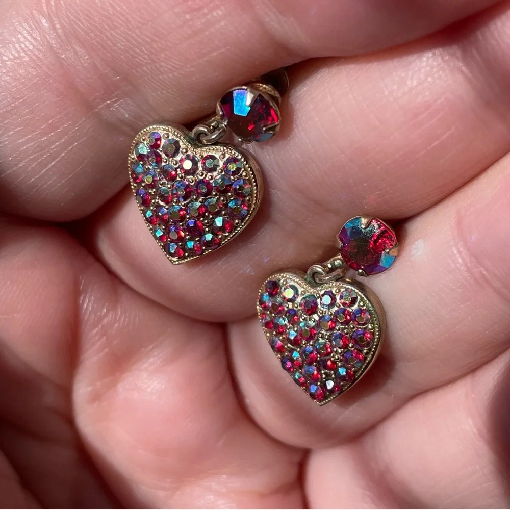 Vtg signed Weiss red AB crystal/rhinestone & goldtone heart screwback earrings - Picture 9 of 11